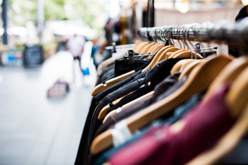 boutique-NEOULES-min_blur_close_up_focus_hanger_jacket_market_people_rack-1176303